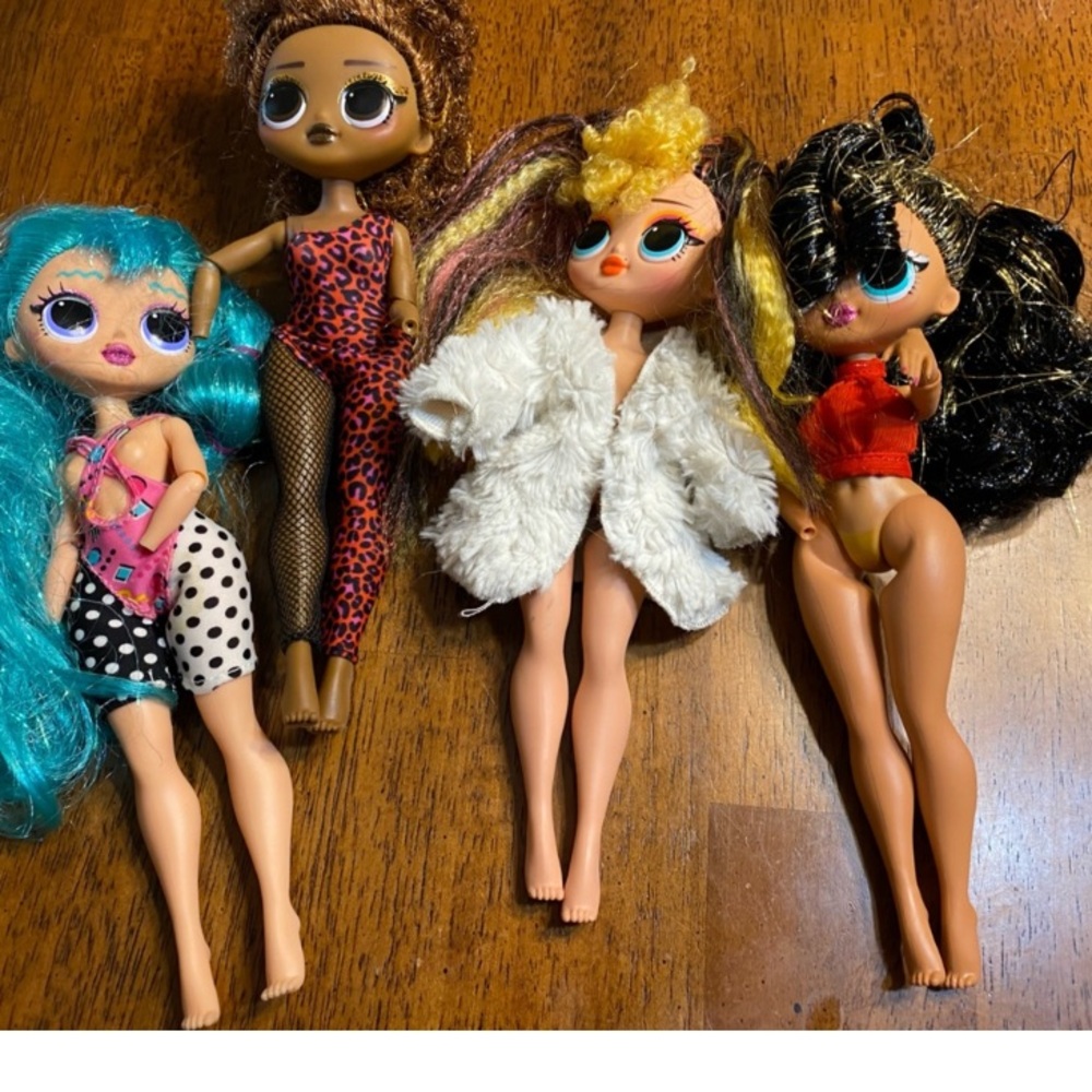 MGA entertainment LOL Bundle. dolls, outfits plus keyboard & guitar.